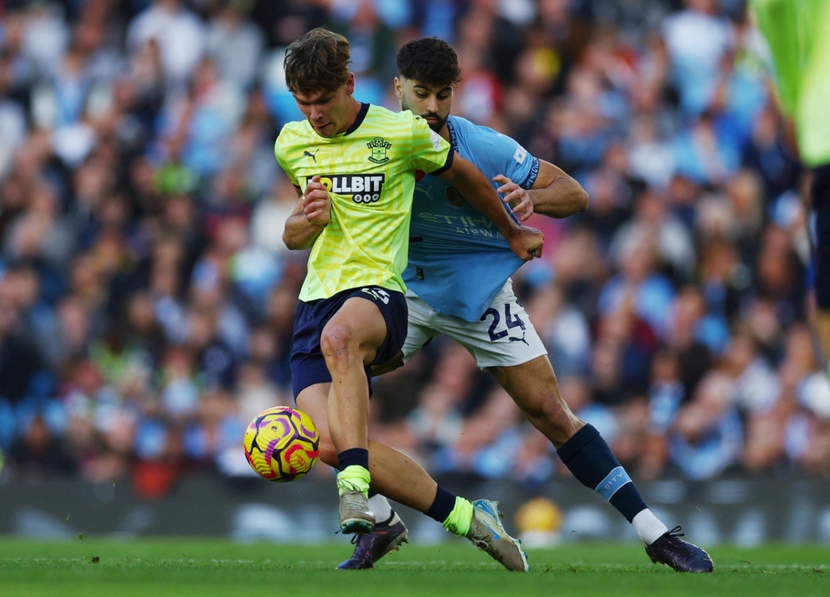 Man City đang kiểm soát hoàn toàn thế trận (Ảnh: Reuters)