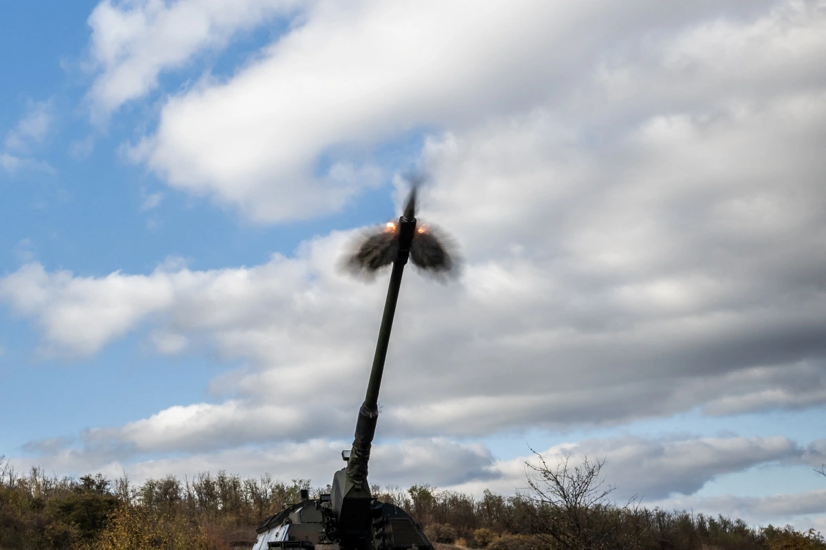 Quân đội Ukraine khai hỏa về phía quân đội Nga bằng lựu pháo tự hành Panzerhaubitze 2000 ở khu vực Donetsk. Ảnh: Reuters