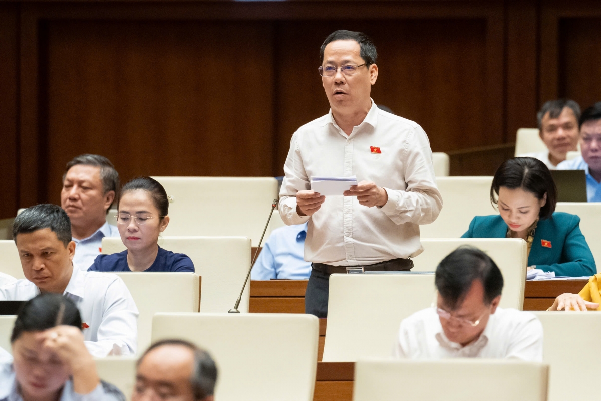 Đại biểu Trần Nhật Minh, Đoàn ĐBQH tỉnh Nghệ An phát biểu