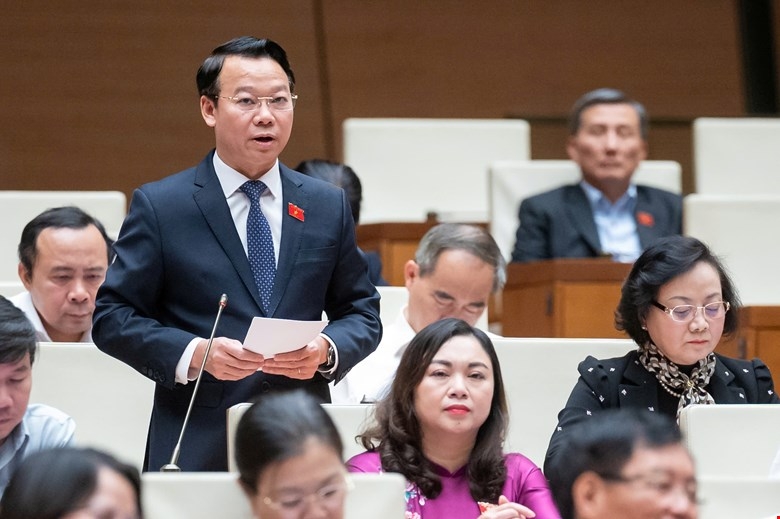 Bộ trưởng Bộ Tài nguyên và Môi trường Đỗ Đức Duy giải trình một số vấn đề mà đại biểu Quốc hội nêu (Ảnh: Quốc hội)