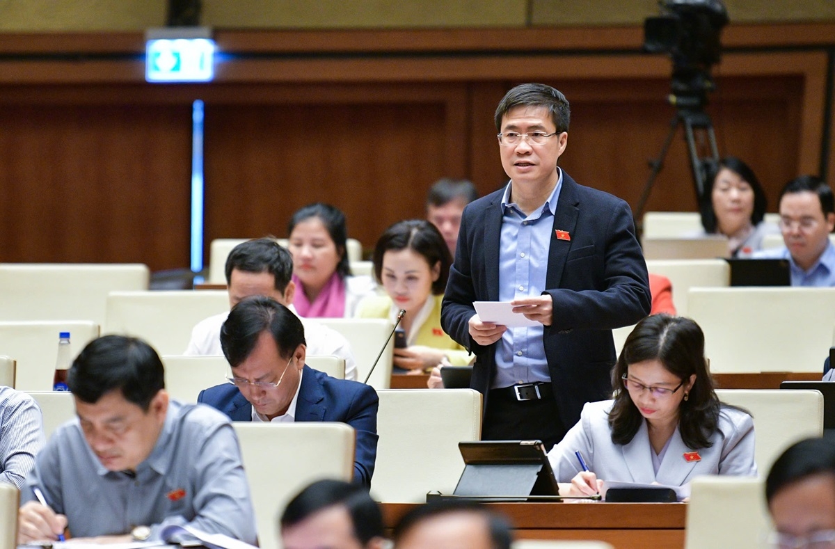 Đại biểu Hoàng Minh Hiếu (Đoàn ĐBQH tỉnh Nghệ An), Uỷ viên thường trực Ủy ban Pháp luật của Quốc hội