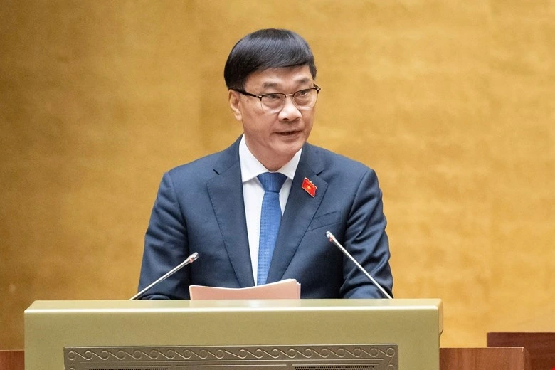 Chủ nhiệm Ủy ban Kinh tế Vũ Hồng Thanh trình bày thẩm tra báo cáo của Chính phủ
