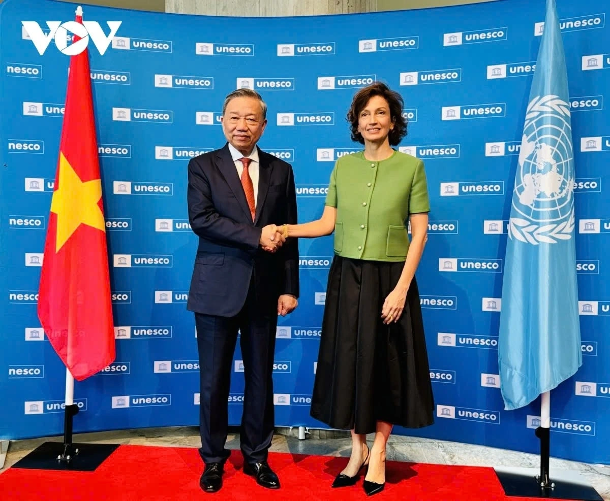 On October 7 afternoon, General Secretary and President To Lam makes a call at the headquarters of United Nations Educational, Scientific and Cultural Organization (UNESCO) in Paris, France. Meeting with UNESCO Director-General Audrey Azoulay, To Lam lauds UNESCO’s role and contributions to maintaining peace and security and promoting sustainable development worldwide through fostering multilateral cooperation in education, culture, science, information, and communication.