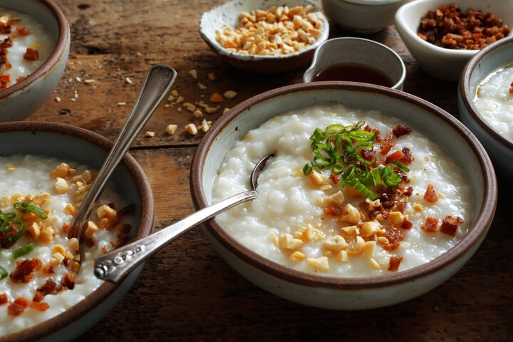 Cho thêm muối và dầu ăn vào cháo vừa giúp chống trào, vừa làm tăng thêm hương vị. (Ảnh: NYT)