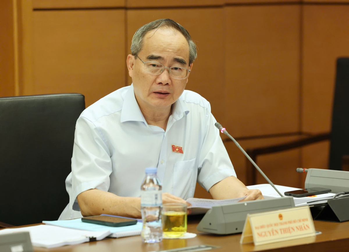 Đại biểu Nguyễn Thiện Nhân phát biểu thảo luận tại tổ