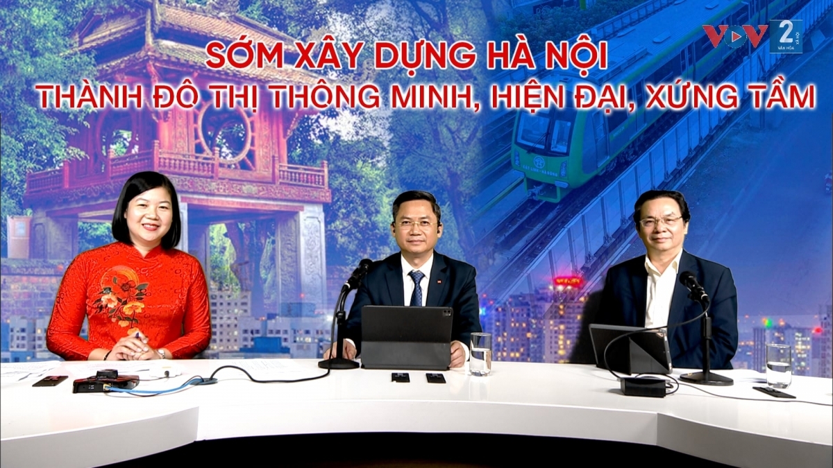 Ông Hà Minh Hải (giữa) - Phó Chủ tịch Ủy ban nhân dân thành phố Hà Nội GS.TS Hoàng Văn Cường (bên phải) - Đại biểu Quốc hội khóa XV, cùng tham gia tọa đàm tại phòng thu của VOV2