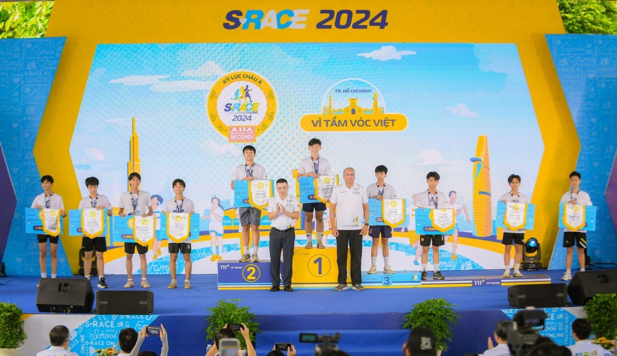 BTC trao giải cho các học sinh top 10 hạng mục nam THPT.