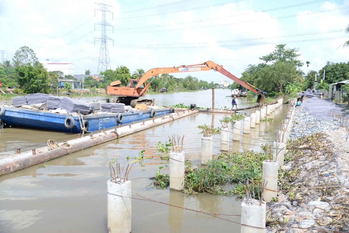 Công trình xây kè ven sông Cái Bè rất khẩn trương 