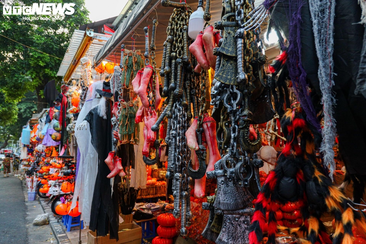 Ngày lễ Halloween trong văn hóa phương Tây được biết tới là “lễ hội ma quỷ”, thường được diễn ra hằng năm vào ngày 31/10, là thời điểm đánh dấu một mùa vụ thu hoạch đã kết thúc và đón chờ một mùa đông băng giá. Đồng thời, đây cũng là dịp để tưởng nhớ những vị Thánh hay những người thân đã qua đời. Nhiều năm nay, lễ hội này du nhập về Việt Nam và được các bạn trẻ rất hứng thú.