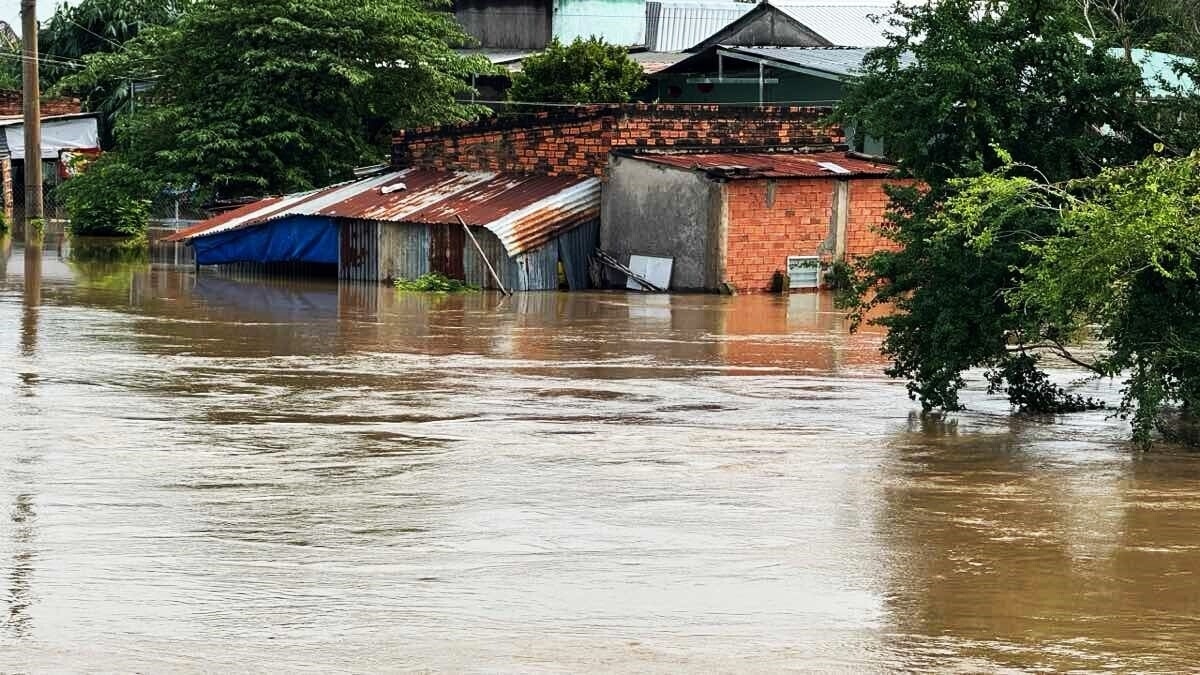 Ngay sau khi thiên tai xảy ra, địa phương đã huy động các lực lượng cứu hộ cứu nạn triển khai phương án hỗ trợ di dời 21 người dân vùng ngập nước đến nơi an toàn.
