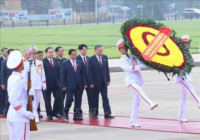 Lãnh đạo Đảng, Nhà nước cùng Đại biểu Quốc hội dự Kỳ họp thứ 8, Quốc hội khóa XV đặt vòng hoa và vào Lăng viếng Chủ tịch Hồ Chí Minh. Ảnh: An Đăng/TXVN