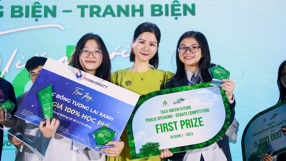 Minh Khuê (ngoài cùng bên phải) và Phạm Bằng An, thành viên cùng đội, mang đến cuộc thi sáng kiến mô hình phòng khám di động xanh