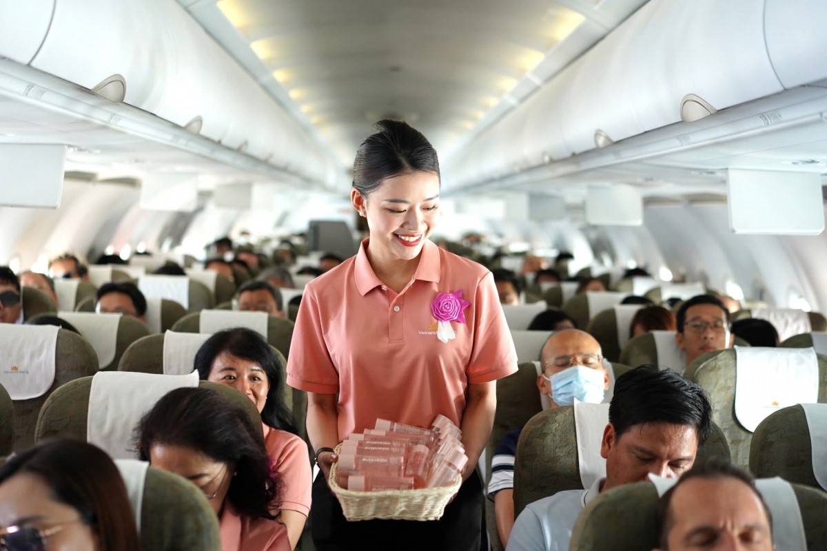 Màu hồng vốn được xem là màu sắc dành riêng cho phái nữ, đã được Vietnam Airlines và UN Women sử dụng để truyền tải thông điệp về sự đa dạng và bình đẳng giới.