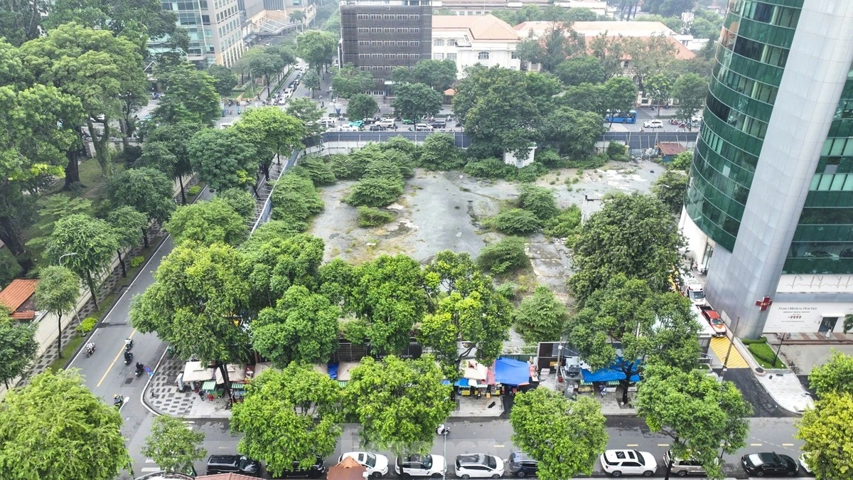Tuy nhiên, hiện nay vẫn còn nhiều khu đất khác, thậm chí có vị trí đắc địa bị bỏ hoang trong thời gian dài. Trong ảnh là khu đất vàng tại số 8-12 Lê Duẩn (quận 1), với diện tích gần 5.000m2 bị bỏ hoang nhiều năm, chỉ được sử dụng làm bãi giữ xe.