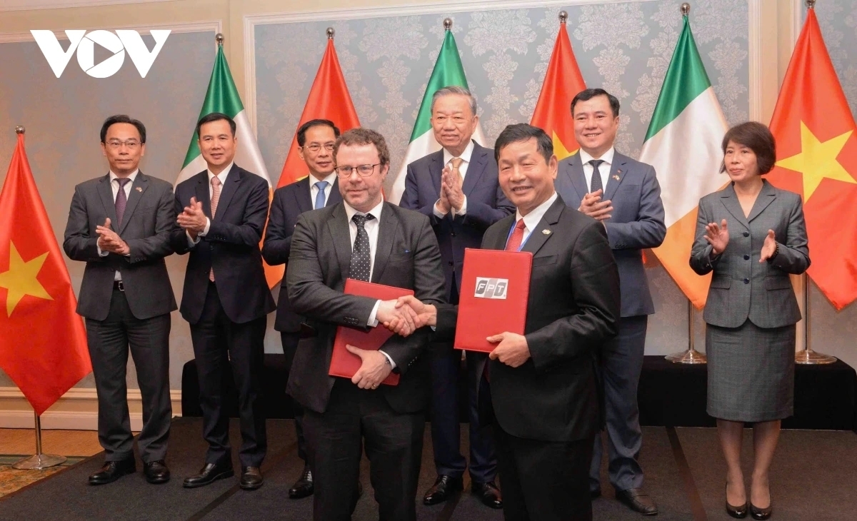 Chủ tịch Tập đoàn FPT Trương Gia Bình và Giáo sư Cathal Gurrin, Phó Trưởng khoa Khoa học máy tính, Giám đốc Trung tâm ADAPT, Đại học Dublin đã trao Biên bản thỏa thuận hợp tác về phát triển nguồn nhân lực công nghệ cao. Theo biên bản thảo thuận, FPT và Trung tâm ADAPT, Đại học Dublin sẽ hợp tác về đào tạo nguồn nhân lực công nghệ cao trong lĩnh vực AI. Đại học Dublin sẽ cử giảng viên sang Việt Nam đào tạo AI cho sinh viên Trường đại học FPT tại Đà Nẵng và triển khai các tọa đàm trao đổi kinh nghiệm giảng dạy với giảng viên trẻ của trường. Đồng thời, Đại học Dublin cũng sẽ cung cấp học bổng cho giảng viên trẻ của Trường Đại học FPT làm tiến sĩ về AI và các khóa thực tập ngắn hạn cho sinh viên chuyên ngành AI. 
