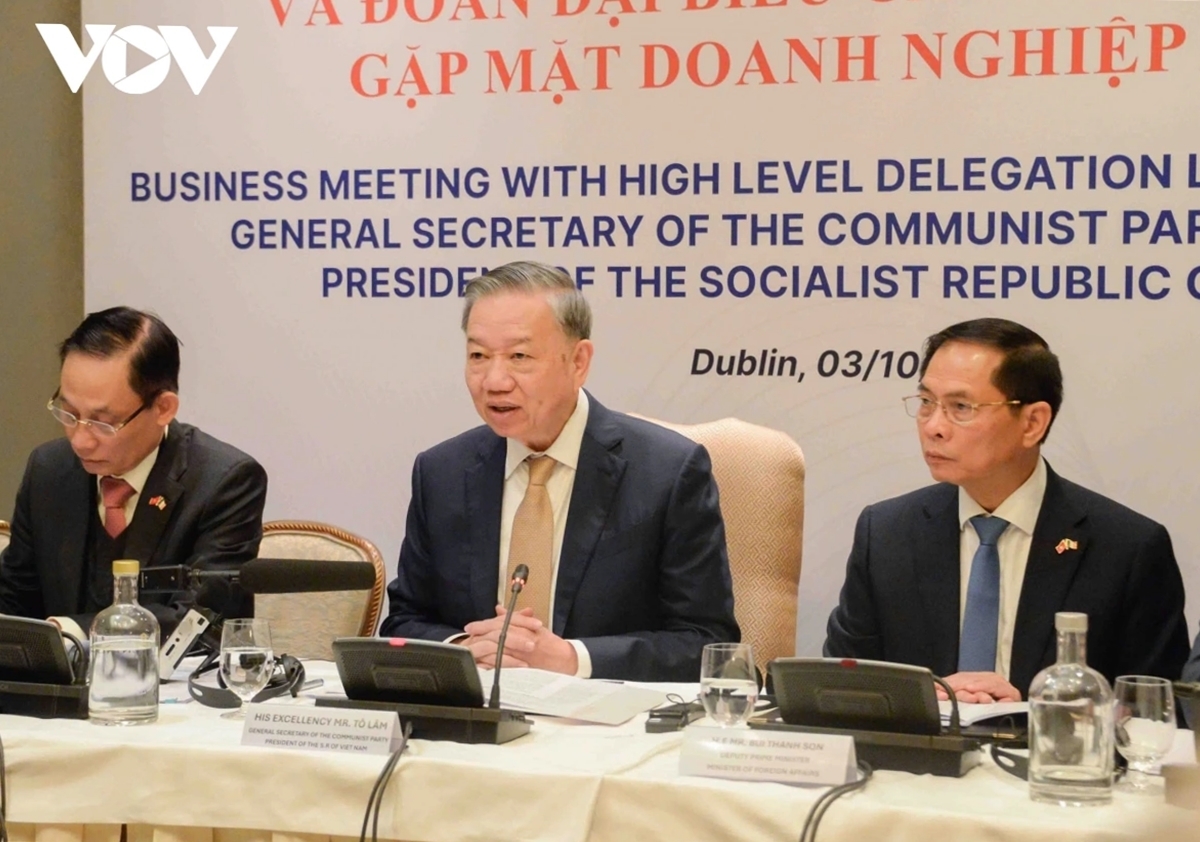 Tổng Bí thư, Chủ tịch nước mong muốn doanh nghiệp Ireland quan tâm, hỗ trợ các doanh nghiệp Việt Nam tham gia vào chuỗi giá trị; thực hiện các hoạt động đầu tư kinh doanh với tinh thần hiệu quả, bền vững, trách nhiệm xã hội cao, bảo vệ môi trường, đóng góp tích cực vào phát triển kinh tế xã hội và chiến lược chuyển đổi mạnh mẽ, toàn diện, tập trung vào chuyển đổi số, chuyển đổi xanh và chuyển đổi quản trị toàn cầu của Việt Nam. Đối với cộng đồng doanh nghiệp Ireland, đây là sự kiện có ý nghĩa quan trọng, bởi đây là lần đầu tiên Lãnh đạo các Tập đoàn hàng đầu Ireland có cơ hội trực tiếp chia sẻ với Lãnh đạo cấp cao nhất của Việt Nam một cách cụ thể về các dự án đầu tư, kinh doanh đã, đang và sẽ triển khai tại Việt Nam, những kế hoạch, định hướng hợp tác kinh tế, thương mại, đầu tư của phía Ireland trong thời gian tới, cũng như đề xuất cách thức để nâng cao hiệu quả hợp tác đầu tư, kinh doanh giữa hai nước.