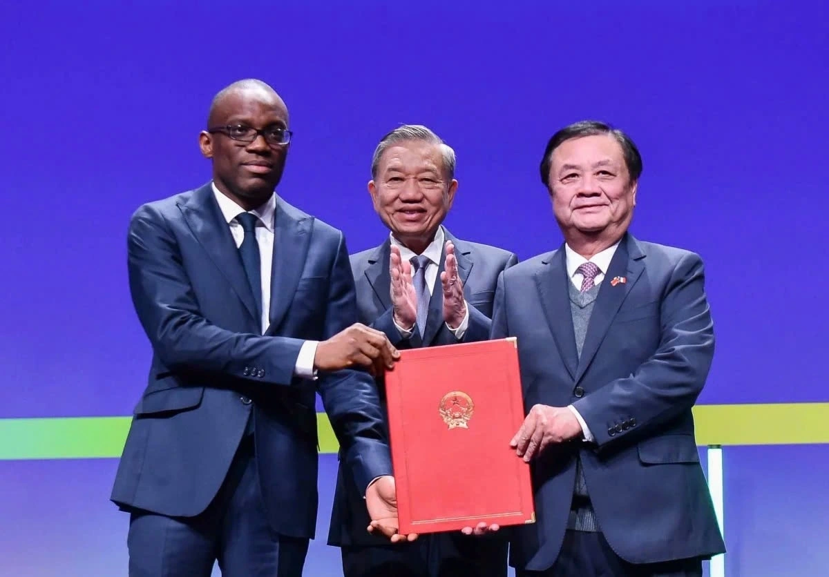 At the forum, the Vietnamese leader and the Benin President witness the signing of an agriculture cooperation agreement between the Ministry of Agriculture and Rural Development of Vietnam and the Ministry of Foreign Affairs of Benin.