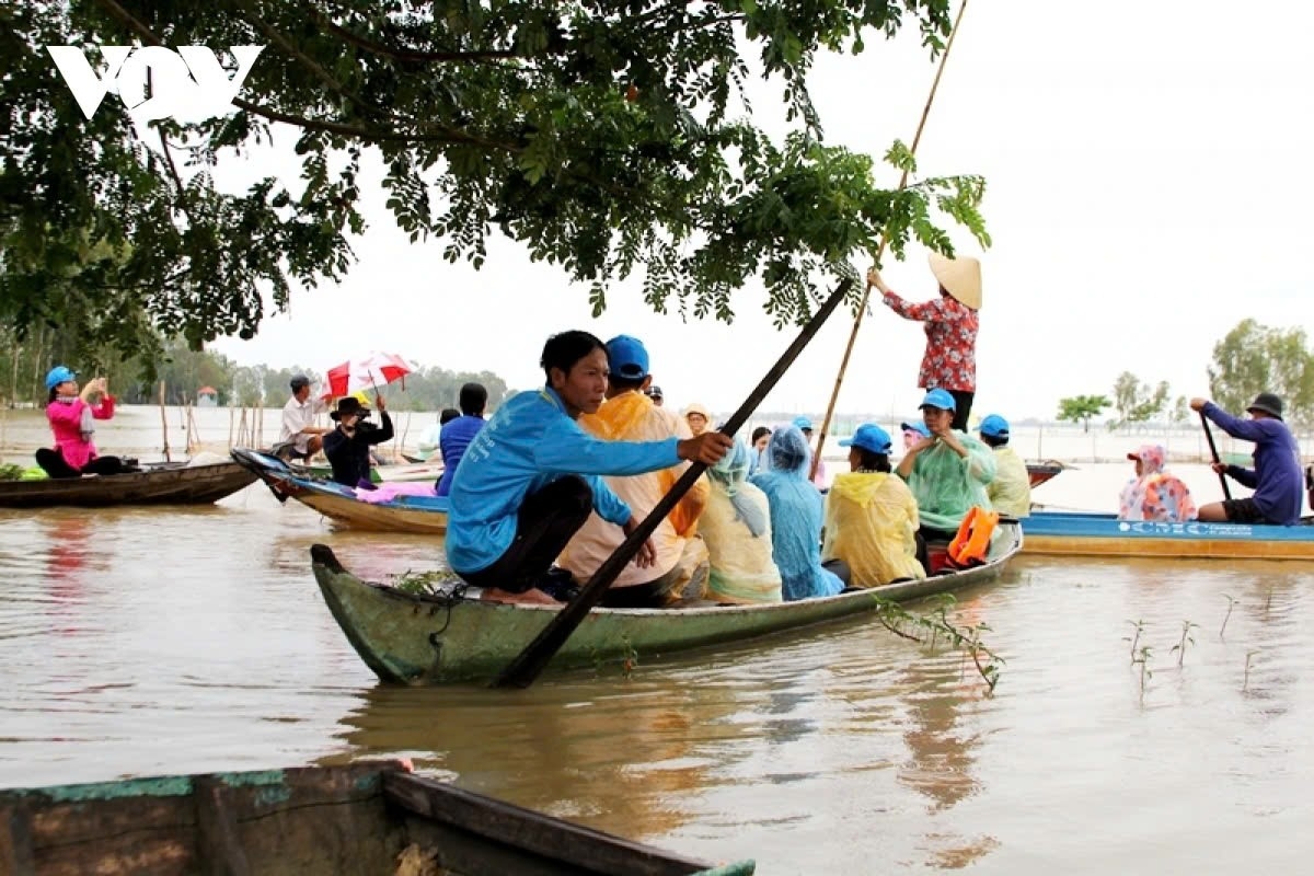 Visiting the Mekong Delta during this season, tourists can take a boat ride through the flooded fields