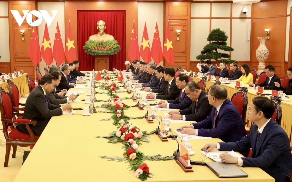 Premier Li emphasizes that China considers the development of relations with Vietnam a priority in its neighbourhood diplomacy. He affirms that the Party and the government of China consistently support Vietnam’s Doi Moi (renewal), development, and the building of socialism.