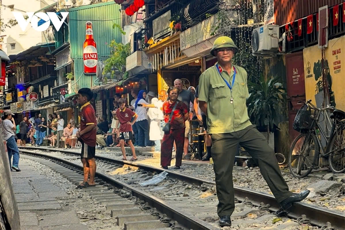 Local authorities have deployed checkpoints with three personnel on each shift to prevent visitors from entering the train street area. This measure aims to enhance safety and enforce the ban on accessing the railway corridor, reflecting the authorities’ commitment to protecting both locals and tourists from potential hazards.