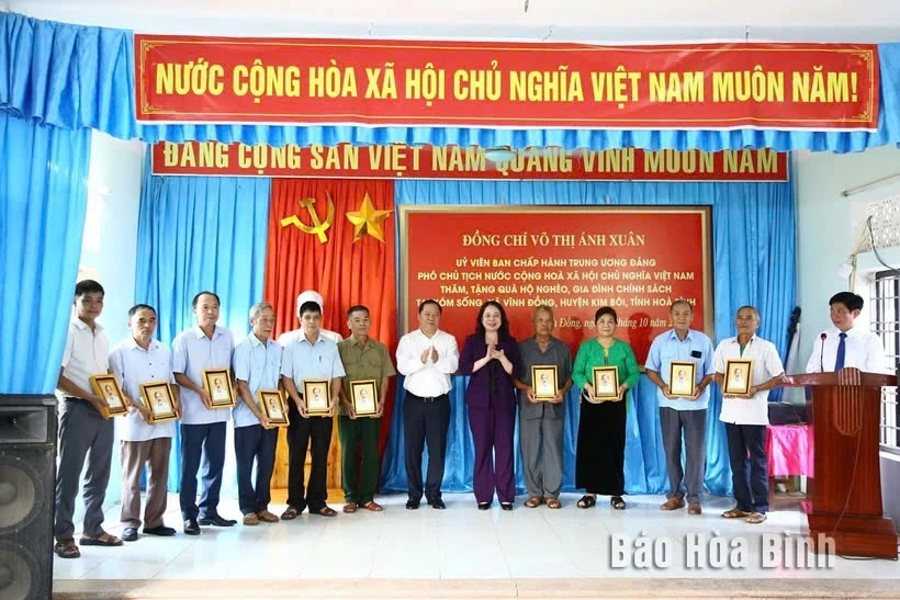 Phó Chủ tịch nước Võ Thị Ánh Xuân và Bí thư Tỉnh ủy Hòa Bình Nguyễn Phi Long tặng quà người có uy tín, gia đình chính sách xã Vĩnh Đồng, huyện Kim Bôi. (Ảnh: Báo Hòa Bình) .