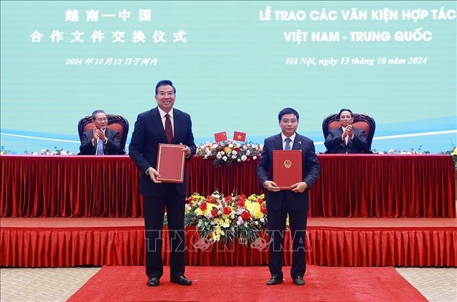 Thủ tướng Phạm Minh Chính và Thủ tướng Trung Quốc Lý Cường chứng kiến trao Biên bản làm việc giữa Bộ Giao thông vận tải Việt Nam và Tổng cục Hợp tác phát triển quốc tế quốc gia Trung Quốc về việc khảo sát hiện trường nghiên cứu tính khả thi dự án viện trợ lập Quy hoạch các tuyến đường sắt khổ tiêu chuẩn Đồng Đăng - Hà Nội và Móng Cái - Hạ Long - Hải Phòng. Ảnh: Dương Giang/TTXVN