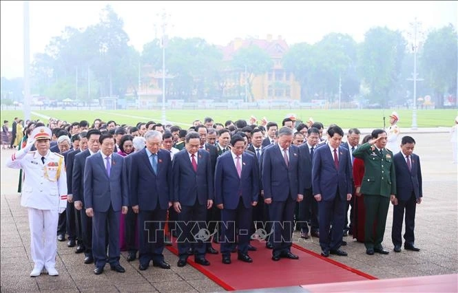 Lãnh đạo Đảng, Nhà nước cùng Đại biểu Quốc hội dự Kỳ họp thứ 8 vào Lăng viếng Chủ tịch Hồ Chí Minh. Ảnh: An Đăng/TTXVN