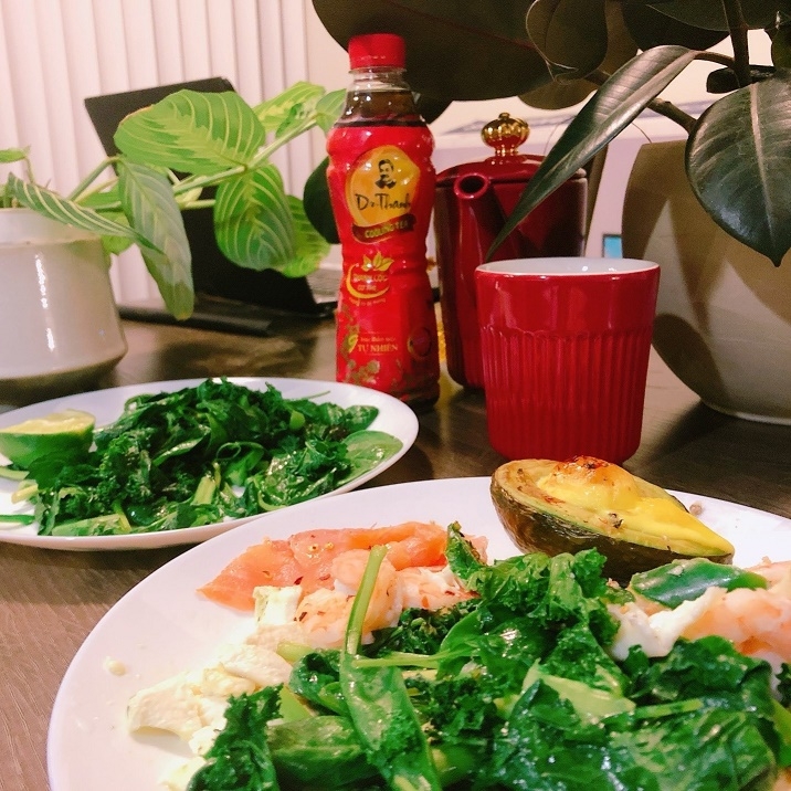 Ăn healthy, uống Trà Dr Thanh là cách nhiều bạn trẻ thanh lọc cơ thể, giúp bản thân tươi mát mỗi ngày để sẵn sàng cho mùa deadline cuối năm.