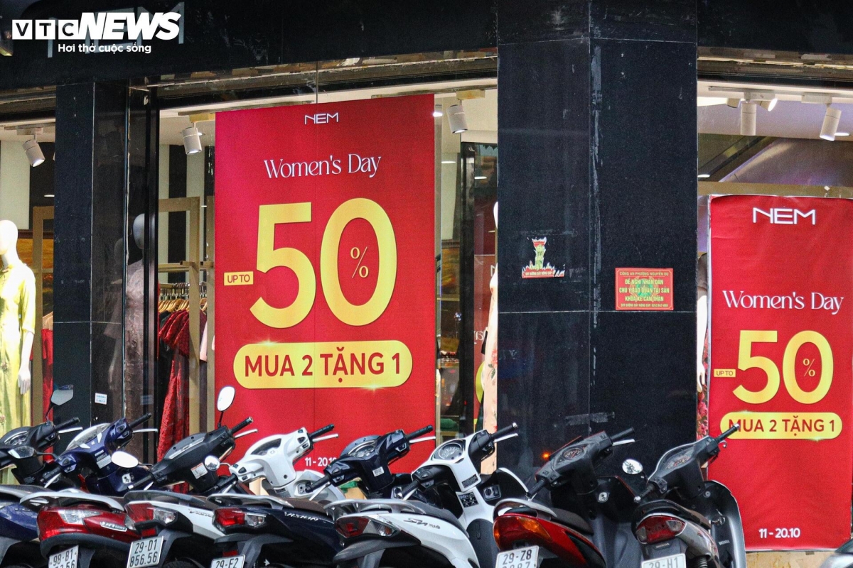 Một thương hiệu thời trang công sở áp dụng chương trình khuyến mại mua 2 tặng 1, giảm giá đến 50%, đặc biệt khách mua online còn được giảm thêm 25% khi đặt từ 2 sản phẩm trở lên.