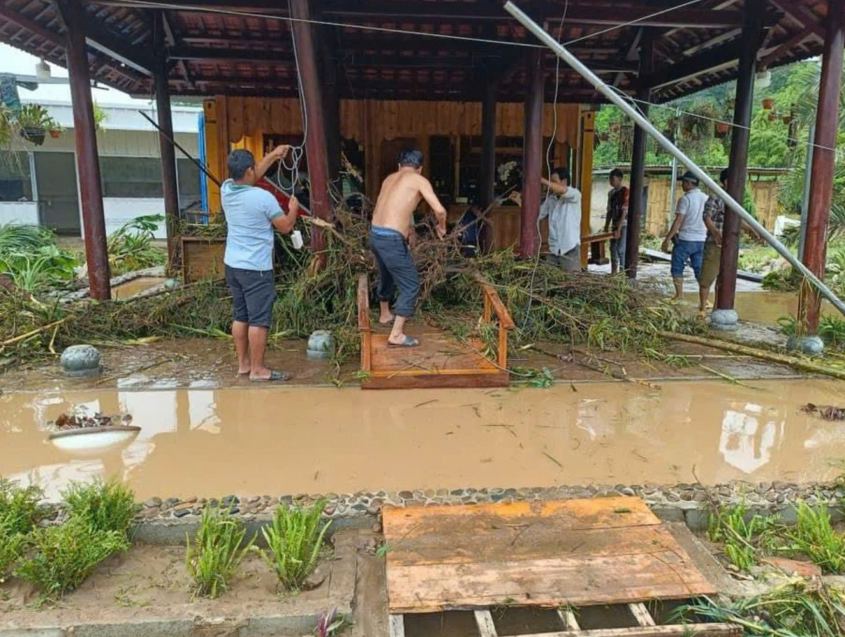Đồng thời, chỉ đạo UBND các xã, thị trấn theo dõi các bản tin dự báo, cảnh báo tình hình thời tiết, mưa lũ, tổ chức rà soát phương án di dời dân ở những vùng trũng, vùng có nguy cơ bị lũ chia cắt; chỉ đạo kiểm tra, báo cáo tình hình thiệt hại theo quy định.