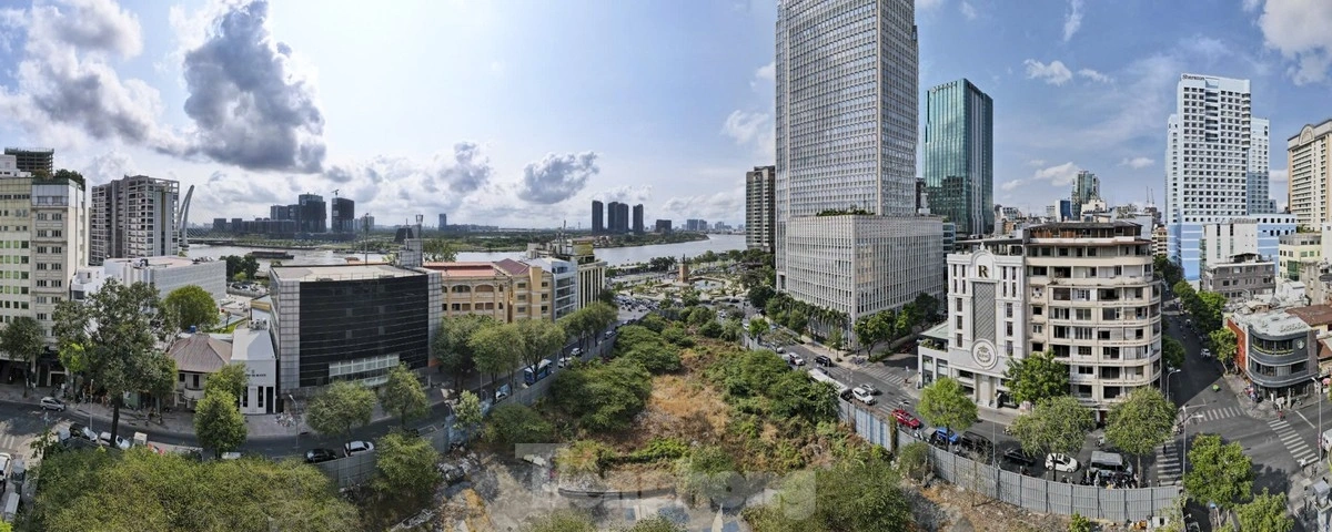 Khu đất vàng hơn 6.000m2 tại địa chỉ số 2-4-6 Hai Bà Trưng (quận 1) cũng bị bỏ hoang đầy lãng phí trong nhiều năm qua.