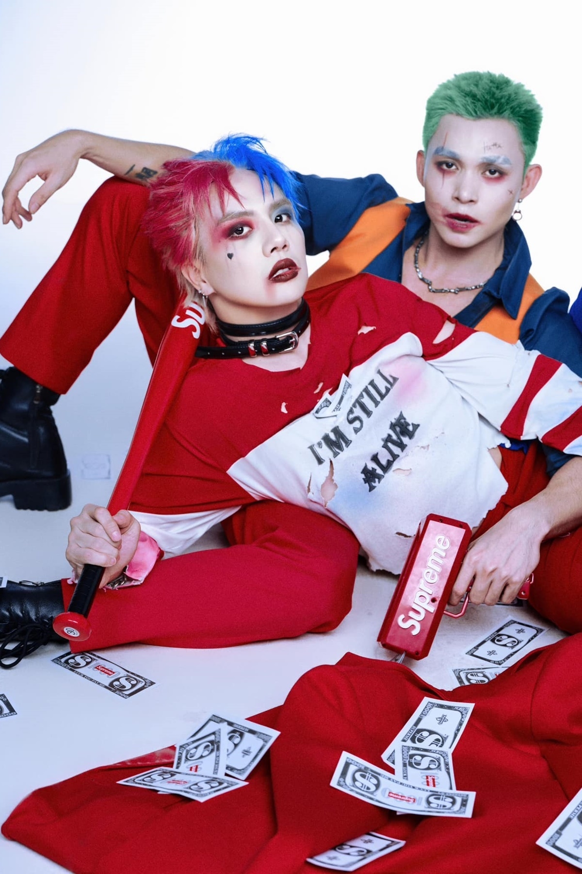Jun Phạm (phải) và Duy Khánh vào vai Joker, Harley Quinn hưởng ứng Halloween, kỷ niệm 10 năm tình bạn.