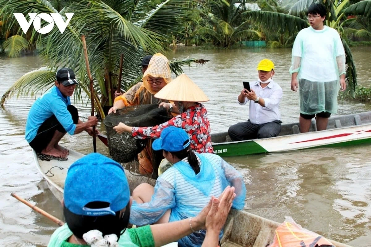 It’s a great experience for visitors to explore the lifestyle of the locals by participating in activities such as fishing, catching snails, or picking vegetables.