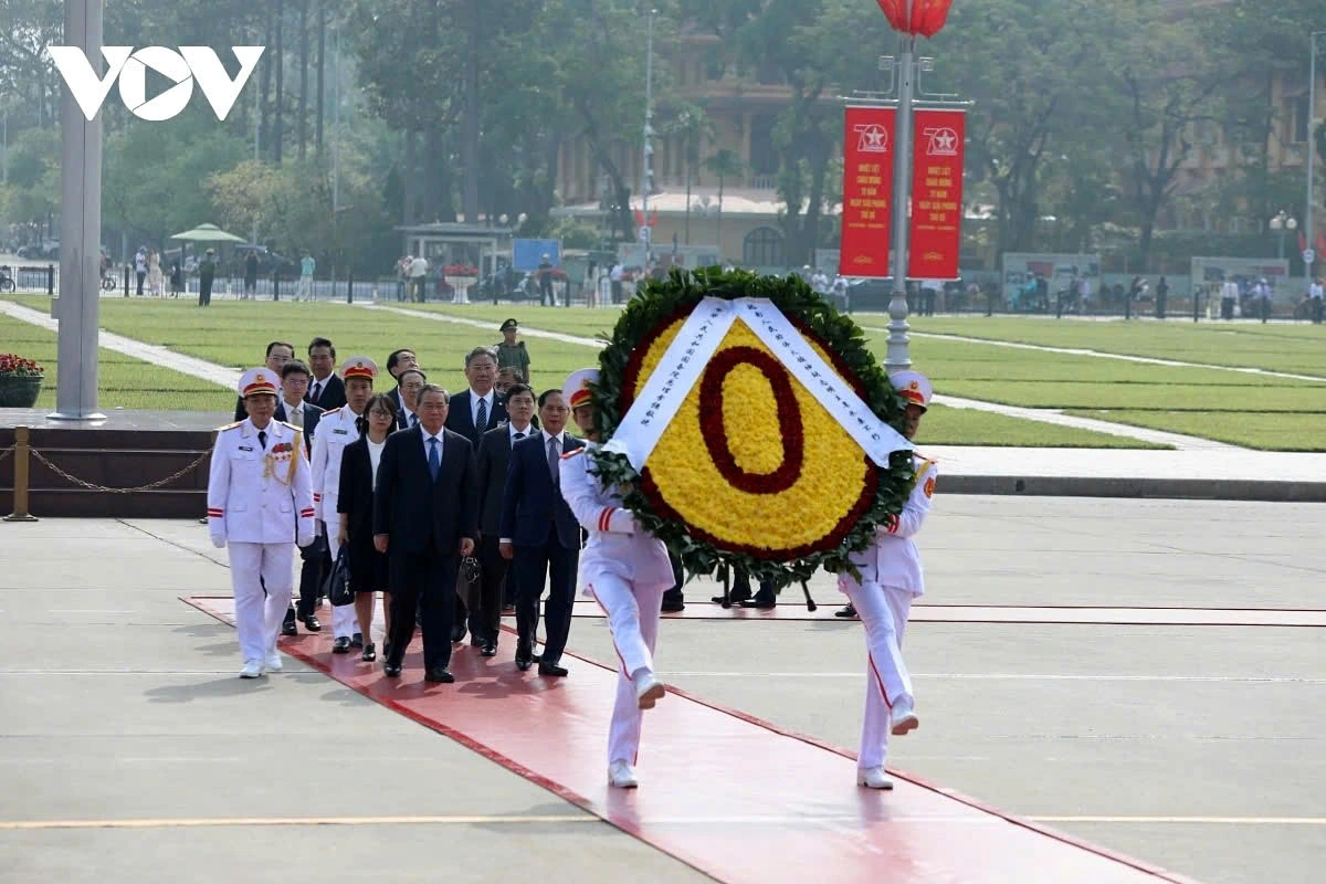 On October 13 morning, Chinese Premier Li Qiang and his entourage pa a floral tribute to President Ho Chi Minh of Vietnam at President Ho Chi Minh’s Mausoleum in Hanoi.