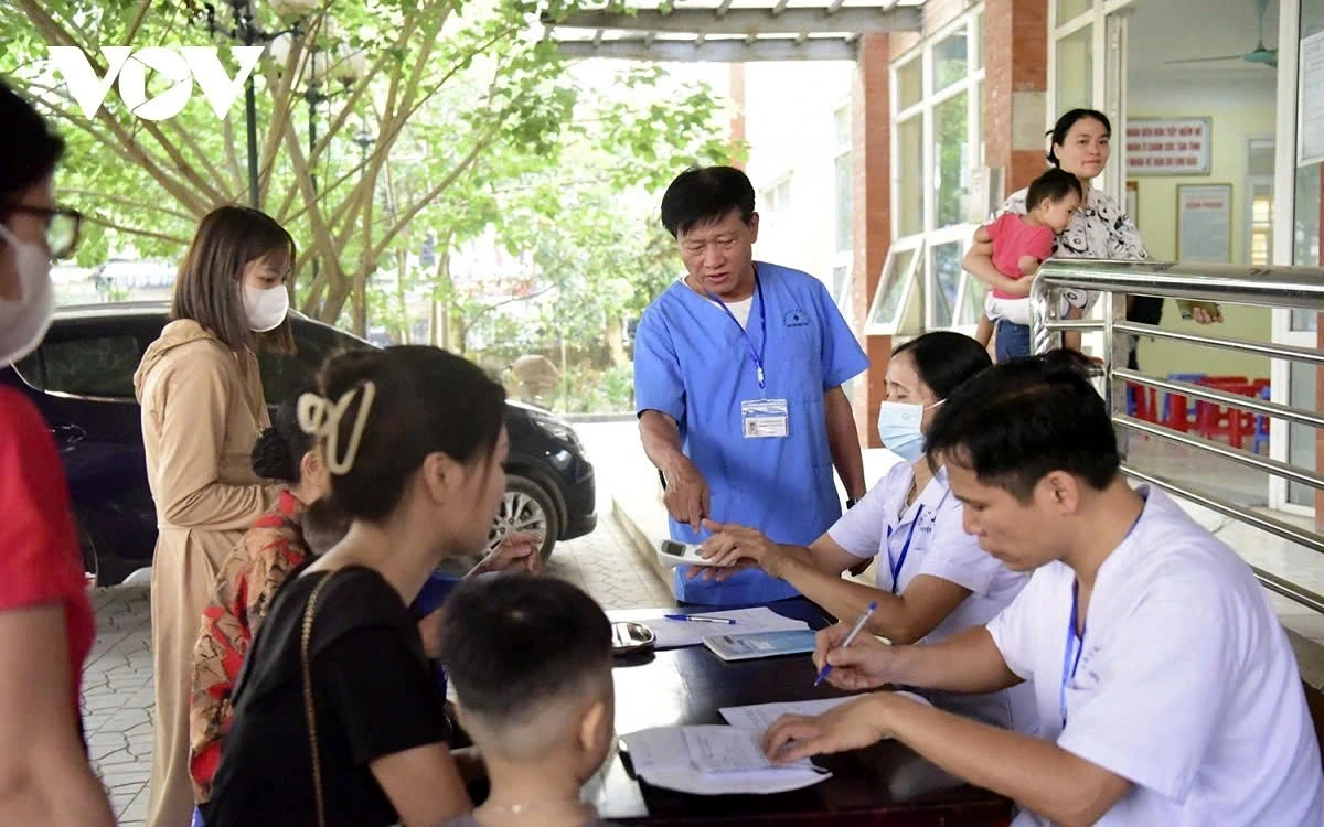 “Today, we have assigned specific tasks to each staff member responsible for different stages to ensure that the vaccination process runs smoothly and safely,” says Nguyen Dinh Hung, deputy head of the Di Trach Medical Station in Hoai Duc district.