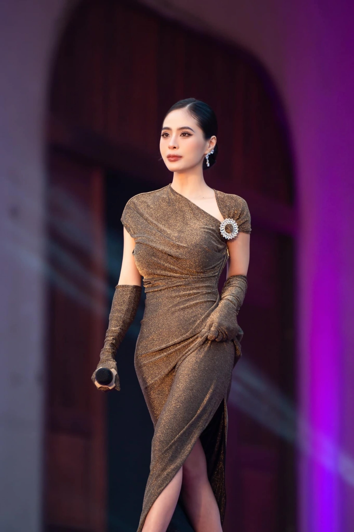 Trên trang cá nhân, Kiều Anh thường xuyên đăng tải hình ảnh xinh đẹp của bản thân, khoảnh khắc hạnh phúc bên chồng con, những chuyến du lịch đắt tiền hay cuộc sống sang chảnh, khiến cộng đồng mạng vô cùng ngưỡng mộ.