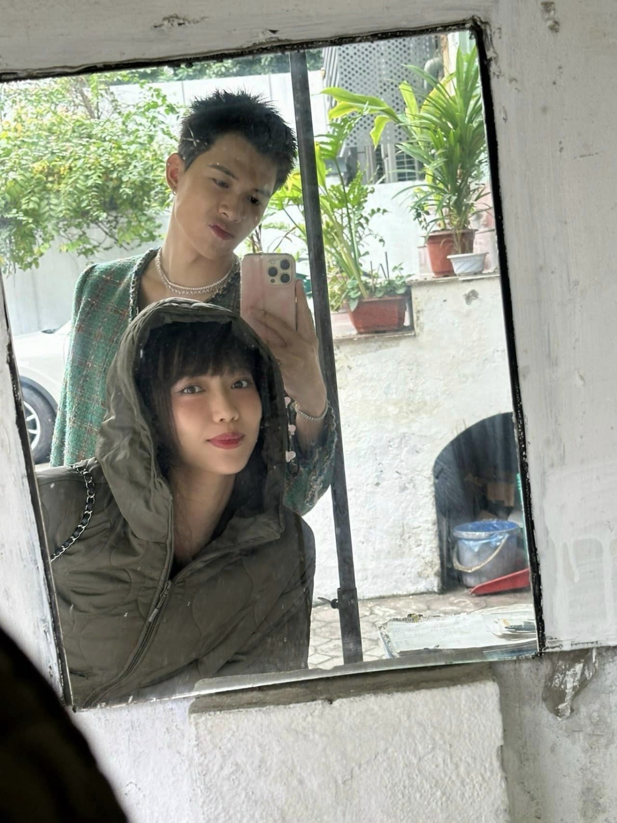  Anh Tú sinh năm 1993, từng tốt nghiệp Đại học Sân khấu Điện ảnh TP.HCM. Anh được khán giả biết đến qua các dự án phim Gia đình là số 1, 4 năm 2 chàng 1 tình yêu, Cua lại vợ bầu... Diệu Nhi sinh năm 1991, xuất thân từ sân khấu kịch Thế giới trẻ. Cô ghi dấu ấn qua các phim Gái già lắm chiêu, Chị Mười Ba, Ngày mai Mai cưới, Anh trai yêu quái, Bẫy ngọt ngào... Anh Tú và Diệu Nhi từng đóng chung trong phim Gặp lại chị bầu.