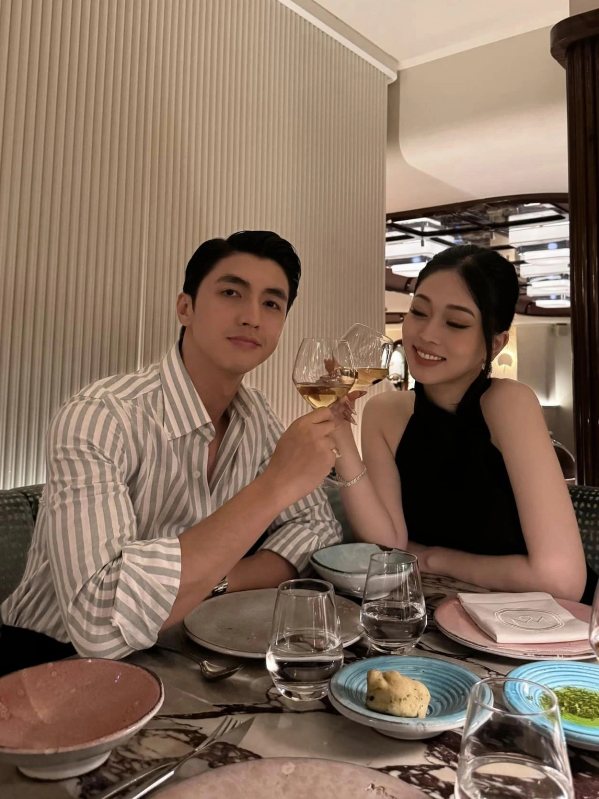 Phương Nga sinh năm 1998, là á hậu 1 của cuộc thi Hoa hậu Việt Nam 2018. Cô đại diện Việt Nam tại Hoa hậu Hòa bình Quốc tế 2018 và vào Top 10 chung cuộc nhờ khán giả bình chọn. Phương Nga tốt nghiệp Đại học Kinh tế Quốc dân năm 2020, đang làm người mẫu, MC. Ông xã của Phương Nga là Bình An, sinh năm 1993. Anh từng tham gia nhiều phim như Zippo, mù tạt và em, Ngược chiều nước mắt, Tình khúc bạch dương, Mối tình đầu của tôi...