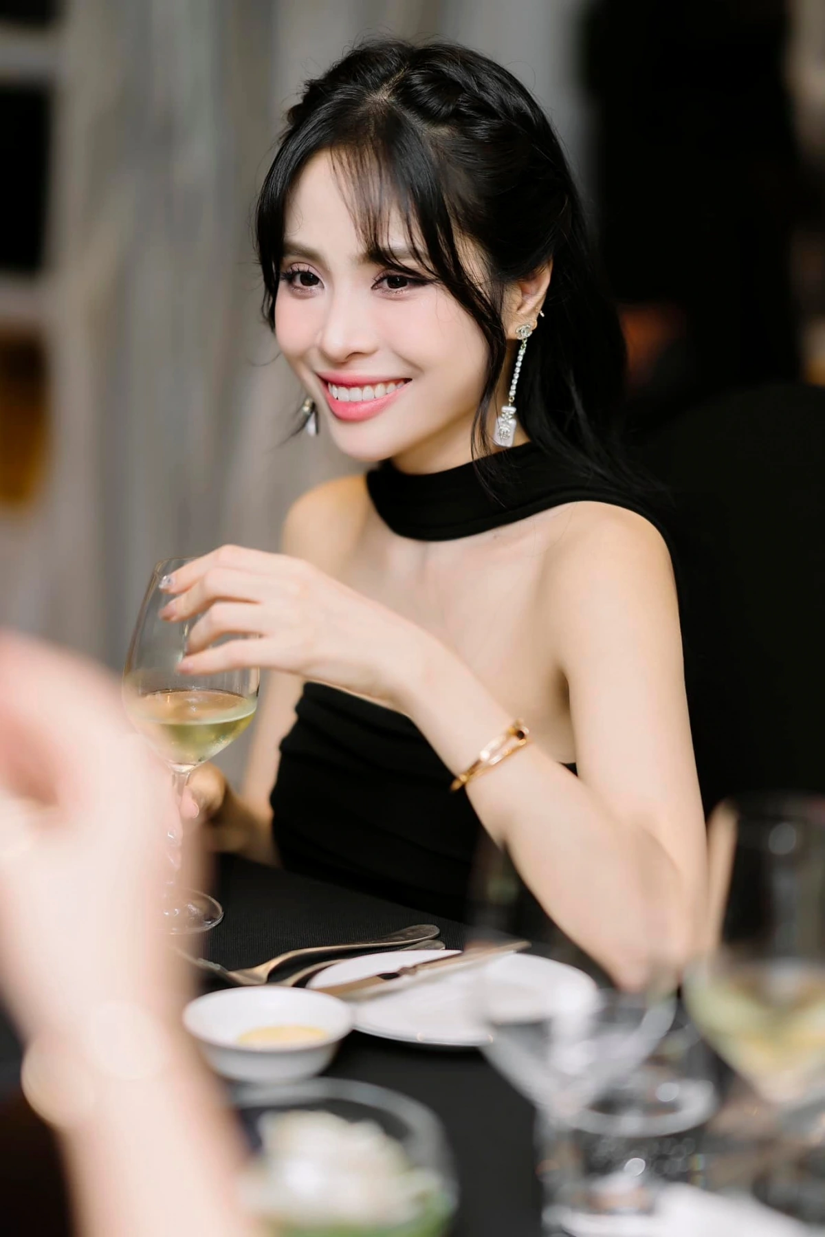 Ca nương Kiều Anh tên thật là Nguyễn Kiều Anh, sinh năm 1994 tại Hà Nội. Cô là “con nhà nòi" trong gia đình có truyền thống âm nhạc lâu đời về ca trù. Năm 2013, Kiều Anh trở thành á quân Vietnam's Got Talent. Sau đó, cô thi Giọng hát Việt 2015 và dừng chân ở bán kết.
