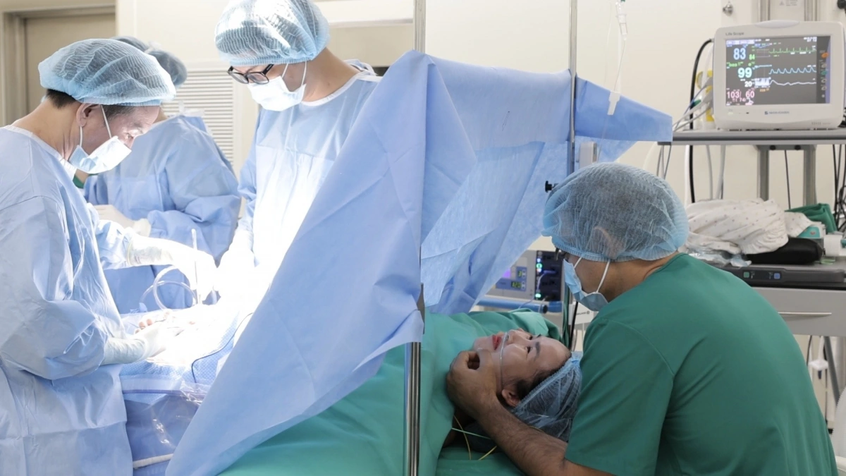 Chồng của Võ Hạ Trâm cùng cô vào phòng sinh