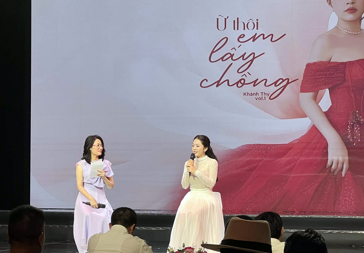 Khánh Thy (phải) chia sẻ tại họp báo