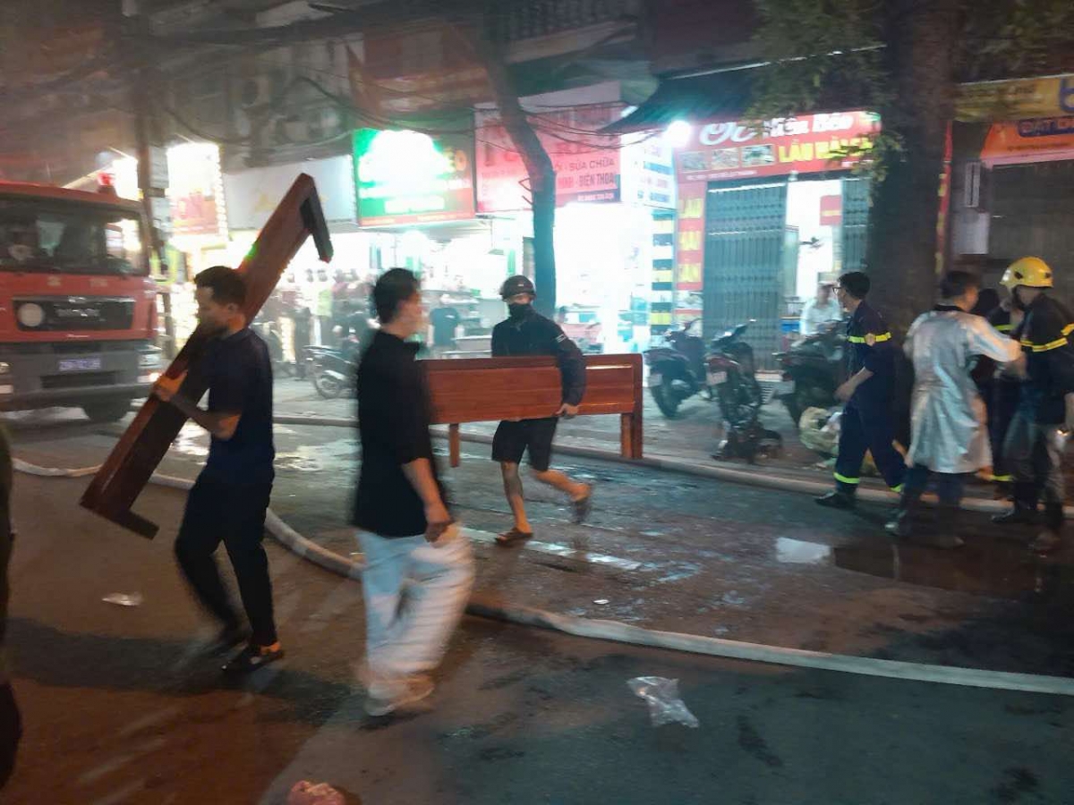 Người dân di chuyển đồ đạc hạn chế cháy lan