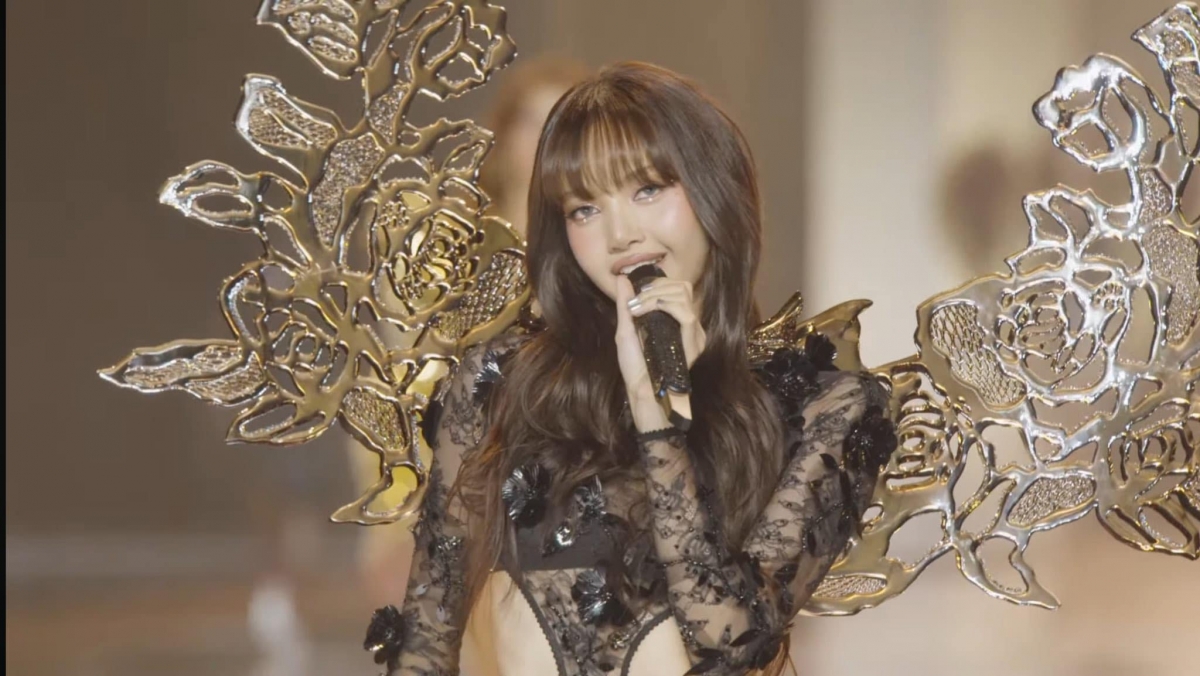 Lisa tại show Vicroria's Secret 2024