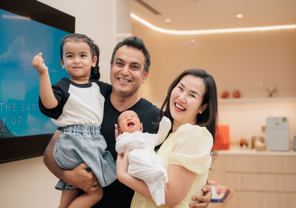 Vợ chồng Võ Hạ Trâm bên con trai mới sinh và con gái Moon. (Ảnh: FBNV)