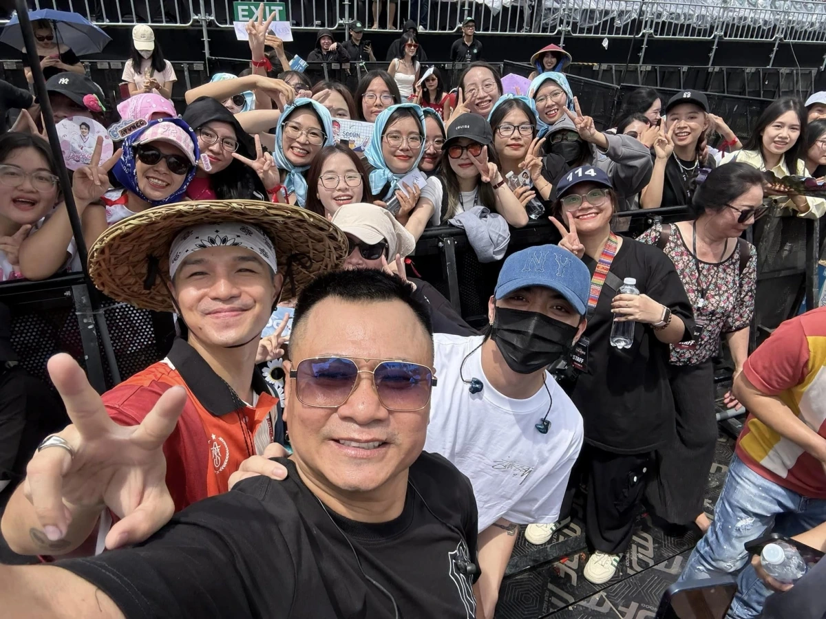 NSND Tự Long, Cường Seven và Soobin Hoàng Sơn chụp ảnh cùng khán giả trong buổi tổng duyệt concert "Anh trai vượt ngàn chông gai"