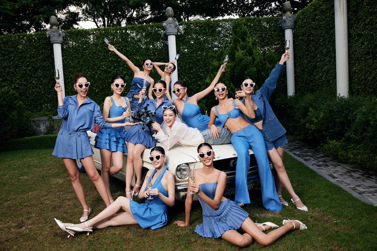 Trong bộ ảnh này, Khánh Vân mặc phong cách menswears với áo sơ mi và quần jeans, đầu đội khăn voan. Các phù dâu diện trang phục tông màu xanh, khoe chân dài và eo thon, ngồi trên xe mui trần tạo dáng.