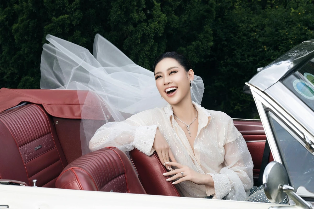 Vào tháng 6, Khánh Vân thông báo được bạn trai cầu hôn. Cô chỉ đăng ảnh khoe nhẫn ở ngón áp út, che mặt chồng sắp cưới. Tới tháng 8, Khánh Vân công khai chồng tương lai là nhiếp ảnh gia Nguyễn Long, hơn cô 17 tuổi. Nguyễn Long cũng là quản lý của hoa hậu trong nhiều năm qua. Cả hai đồng hành trong nhiều sự kiện giải trí. 