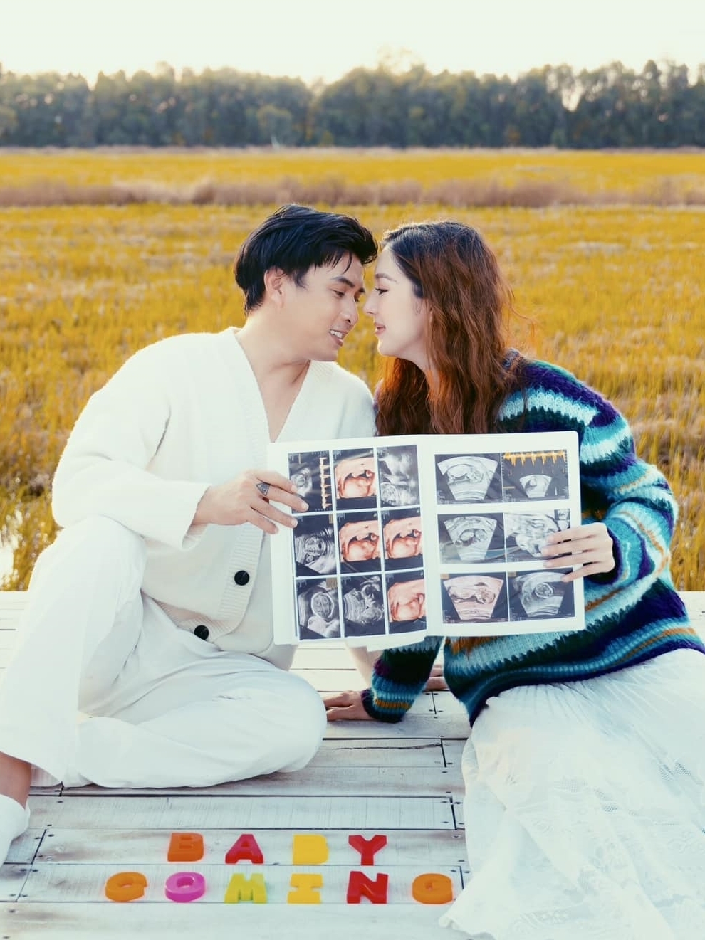 Mới đây, ca sĩ Hồ Quang Hiếu thông báo bà xã Tuệ Như mang bầu bé trai được 6 tháng. Anh chia sẻ rất vui mừng khi biết có con đầu lòng, nhưng phải đợi em bé trong bụng cứng cáp mới chính thức chia sẻ với mọi người. Cặp đôi khoe giấy siêu âm, trao nhau nụ hôn ngọt ngào để đánh dấu cột mốc mới. 