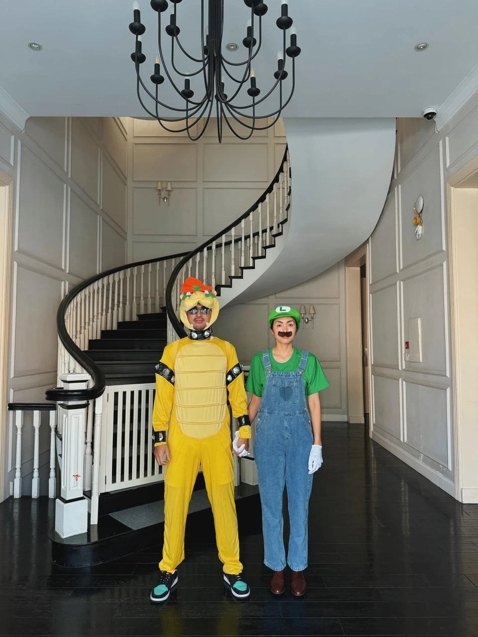 Dịp Halloween năm nay, gia đình Tăng Thanh Hà lấy cảm hứng hóa trang từ các nhân vật trong loạt game Mario kinh điển.
