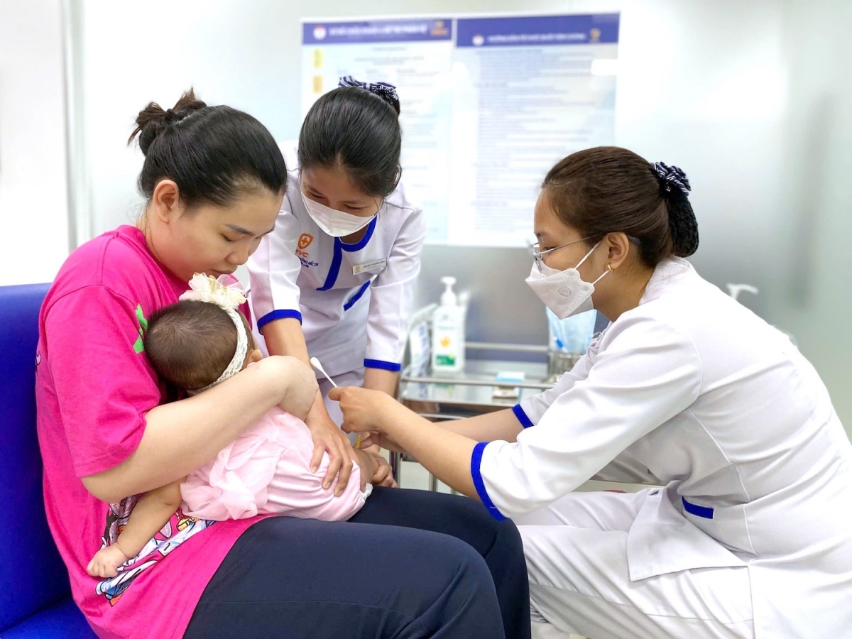 Trẻ em tiêm vaccine 6 in 1 tại VNVC